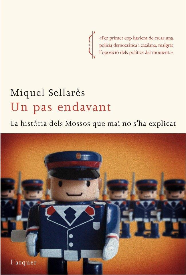 UN PAS ENDAVANT . LA HISTORIA DELS MOSSOS QUE MAI NO S'HA... | 9788496499973 | MIQUEL SELLARES